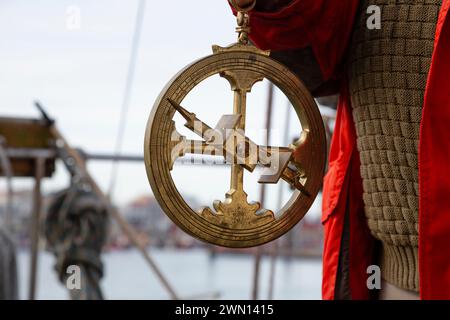 Réplique en bronze d'un astrolabe portugais du XVe siècle. Instrument de navigation maritime. Instrument astronomique Banque D'Images