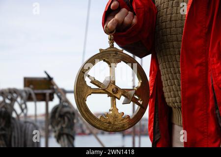 Réplique en bronze d'un astrolabe portugais du XVe siècle. Instrument de navigation maritime. Instrument astronomique Banque D'Images