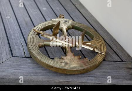 Réplique en bronze d'un astrolabe portugais du XVe siècle. Instrument de navigation maritime. Instrument astronomique Banque D'Images