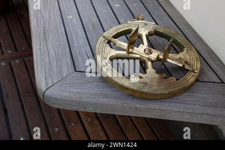 Réplique en bronze d'un astrolabe portugais du XVe siècle. Instrument de navigation maritime. Instrument astronomique Banque D'Images