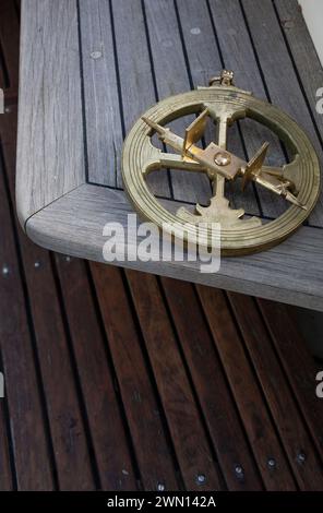 Réplique en bronze d'un astrolabe portugais du XVe siècle. Instrument de navigation maritime. Instrument astronomique Banque D'Images