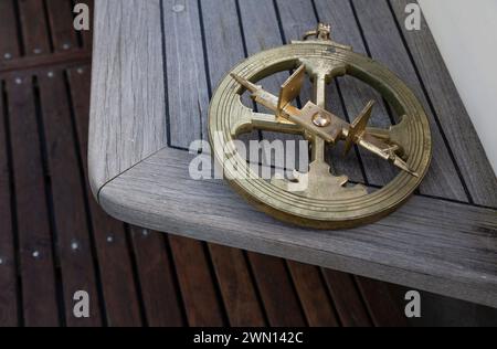 Réplique en bronze d'un astrolabe portugais du XVe siècle. Instrument de navigation maritime. Instrument astronomique Banque D'Images