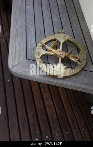 Réplique en bronze d'un astrolabe portugais du XVe siècle. Instrument de navigation maritime. Instrument astronomique Banque D'Images