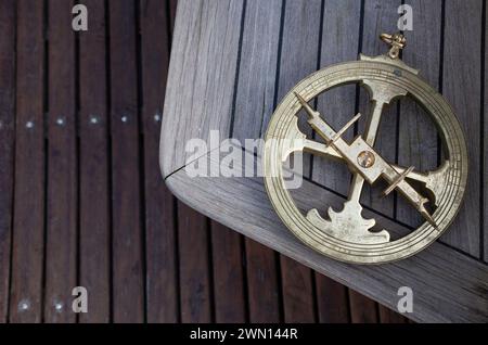 Réplique en bronze d'un astrolabe portugais du XVe siècle. Instrument de navigation maritime. Instrument astronomique Banque D'Images