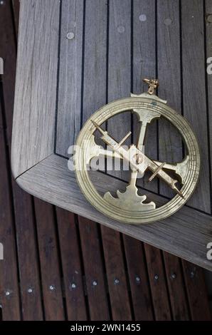 Réplique en bronze d'un astrolabe portugais du XVe siècle. Instrument de navigation maritime. Instrument astronomique Banque D'Images