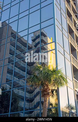 Reflets miroirs de bâtiments résidentiels de grande hauteur dans un bâtiment à parois de verre Banque D'Images