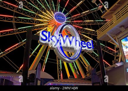 Sky Wheel illuminé la nuit à Myrtle Beach, Caroline du Sud — 21 février 2024 Banque D'Images