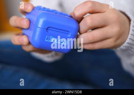 Doigts d'enfant avec Spin Master Bitzee jeu interactif pour animaux de compagnie, jouet interactif pour enfants Tamagotchi halogram animal sur écran couleur, enterta pour enfants Banque D'Images