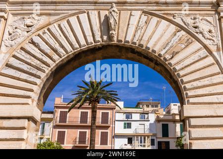 Arche Puerta del Huelle au jardin du bâtiment présidentiel des Baléares et maisons de ville de Palma, Majorque, Îles Baléares, Espagne Banque D'Images