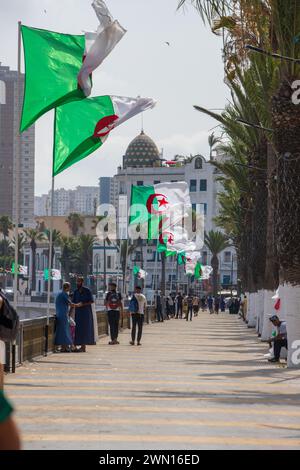 Front de mer d'Oran drapeaux algériens Algérie Banque D'Images