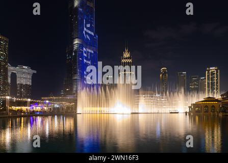 Une photo du spectacle de lumière et d'eau de la fontaine de Dubaï la nuit. Banque D'Images