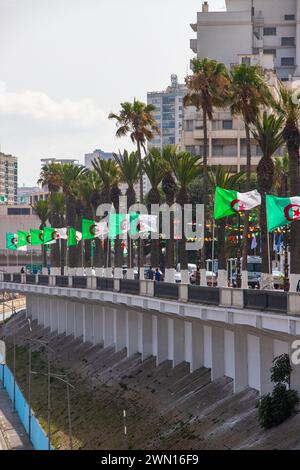 Front de mer d'Oran drapeaux algériens Algérie Banque D'Images