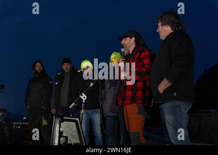 Février, 28, 2024 Pontos, Girona, Spainpol Vilablareix, Gérone, Catalogne, Espagne - les agriculteurs rendent visite au ministre de l'Agriculture. Certains agriculteurs qui effectuaient le blocus de l’AP7 à Pontós, Gérone, ont déménagé à la maison du ministre de l’Agriculture de la Generalitat, David Mascort, où ils ont trouvé la présence de la police qui bloquait leur passage. Cette action est due au fait que le ministre de la Generalitat n'a pas assisté aux deux dernières réunions avec la communauté agricole. Algunos agricultores que estaban realizando el bloqueo en la AP7 en Pontós, Girona, se Banque D'Images