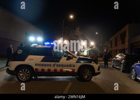 Février, 28, 2024 Pontos, Girona, Spainpol Vilablareix, Gérone, Catalogne, Espagne - les agriculteurs rendent visite au ministre de l'Agriculture. Certains agriculteurs qui effectuaient le blocus de l’AP7 à Pontós, Gérone, ont déménagé à la maison du ministre de l’Agriculture de la Generalitat, David Mascort, où ils ont trouvé la présence de la police qui bloquait leur passage. Cette action est due au fait que le ministre de la Generalitat n'a pas assisté aux deux dernières réunions avec la communauté agricole. Algunos agricultores que estaban realizando el bloqueo en la AP7 en Pontós, Girona, se Banque D'Images