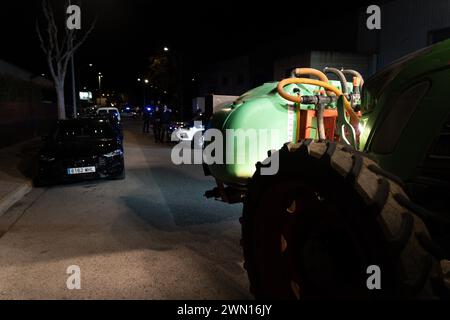 Février, 28, 2024 Pontos, Girona, Spainpol Vilablareix, Gérone, Catalogne, Espagne - les agriculteurs rendent visite au ministre de l'Agriculture. Certains agriculteurs qui effectuaient le blocus de l’AP7 à Pontós, Gérone, ont déménagé à la maison du ministre de l’Agriculture de la Generalitat, David Mascort, où ils ont trouvé la présence de la police qui bloquait leur passage. Cette action est due au fait que le ministre de la Generalitat n'a pas assisté aux deux dernières réunions avec la communauté agricole. Algunos agricultores que estaban realizando el bloqueo en la AP7 en Pontós, Girona, se Banque D'Images