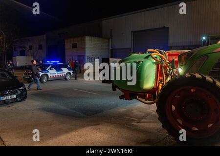 Février, 28, 2024 Pontos, Girona, Spainpol Vilablareix, Gérone, Catalogne, Espagne - les agriculteurs rendent visite au ministre de l'Agriculture. Certains agriculteurs qui effectuaient le blocus de l’AP7 à Pontós, Gérone, ont déménagé à la maison du ministre de l’Agriculture de la Generalitat, David Mascort, où ils ont trouvé la présence de la police qui bloquait leur passage. Cette action est due au fait que le ministre de la Generalitat n'a pas assisté aux deux dernières réunions avec la communauté agricole. Algunos agricultores que estaban realizando el bloqueo en la AP7 en Pontós, Girona, se Banque D'Images