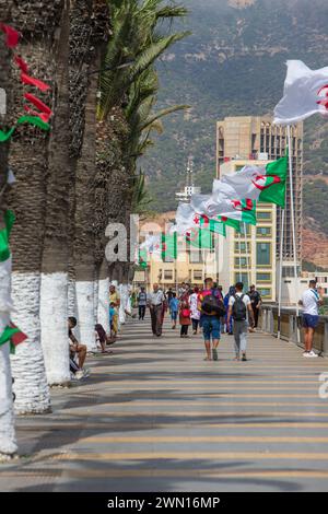 Front de mer d'Oran drapeaux algériens Algérie Banque D'Images