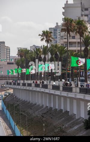 Front de mer d'Oran drapeaux algériens Algérie Banque D'Images