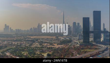 Une photo de Dubaï vue depuis le Dubai Frame, avec le Burj Khalifa dominant les bâtiments environnants. Banque D'Images