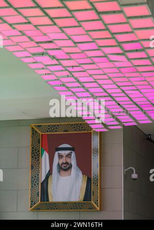 Une photo d'un portrait du cheikh Mohammed bin Zayed Al Nahyan à l'intérieur du cadre de Dubaï. Banque D'Images