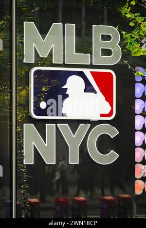 New York, NY - 23 novembre 2023 : MLB Major League Baseball NYC magasin phare à Manhattan vitrine gros plan avec logo officiel Banque D'Images