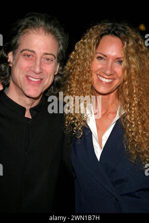 14 SEPTEMBRE 2004 - LOS ANGELES, CALIFORNIE, USA - K38975JR.NATIONAL LAMPOON'S GOLD DIGGERS PREMIÈRE AU GROVE, LOS ANGELES, CALIFORNIE .09/13/2004 . JAIMIE RODRIGUEZ/ 2004 .RICHARD LEWIS ET SON ÉPOUSE(image crédit : © Globe photos/ZUMAPRESS.com) USAGE ÉDITORIAL SEULEMENT! Non destiné à UN USAGE commercial ! Banque D'Images