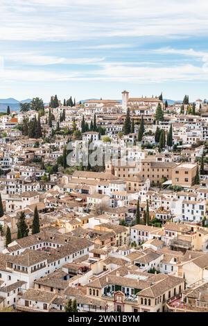 GRENADE, ESPAGNE : 24 MARS 2023 : vue aérienne de l'Albaicin à Grenade, l'un des plus anciens quartiers de la ville, avec ses monuments historiques et son commerce Banque D'Images