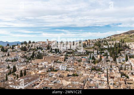 GRENADE, ESPAGNE : 24 MARS 2023 : vue aérienne de l'Albaicin à Grenade, l'un des plus anciens quartiers de la ville, avec ses monuments historiques et son commerce Banque D'Images