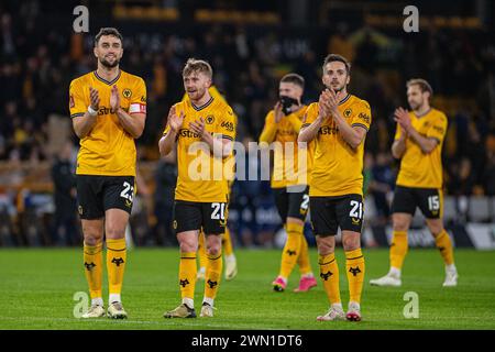 28 février 2024 ; stade Molineux, Wolverhampton, West Midlands, Angleterre; FA Cup Fifth Round Football, Wolverhampton Wanderers contre Brighton et Hove Albion ; Max Kilman Tommy Doyle et Pablo Sarabia de Wolves applaudissent les supporters à domicile après le coup de sifflet final Banque D'Images