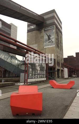 Essen, Deutschland, 27.02.2024 Die Ausstellung „Mythos & moderne“ Zeigt im Ruhrmuseum in der Kohlenwäsche im UNESCO-Welterbe Zeche Zollverein in Essen Fotos vom Fussball im Ruhrgebiet . Foto : Norbert Schmidt, Düsseldorf Banque D'Images