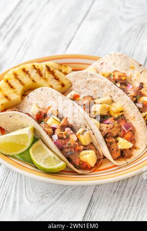 Tacos al Pastor plat mexicain avec porc et ananas Banque D'Images