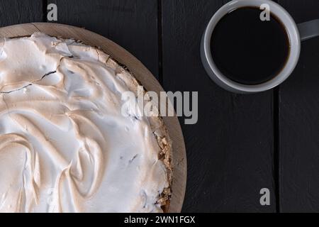 Gâteau meringue à la rhubarbe sur une table brune Banque D'Images