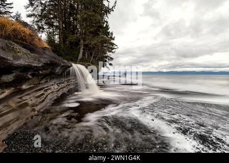 Cascade sur Sandcut Beach - Parc régional de la rivière Jordan - près de Sooke, île de Vancouver, Colombie-Britannique, Canada Banque D'Images