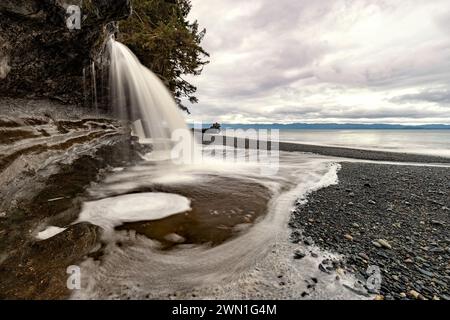 Cascade sur Sandcut Beach - Parc régional de la rivière Jordan - près de Sooke, île de Vancouver, Colombie-Britannique, Canada Banque D'Images