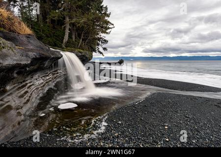 Cascade sur Sandcut Beach - Parc régional de la rivière Jordan - près de Sooke, île de Vancouver, Colombie-Britannique, Canada Banque D'Images