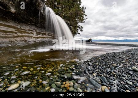 Cascade sur Sandcut Beach - Parc régional de la rivière Jordan - près de Sooke, île de Vancouver, Colombie-Britannique, Canada Banque D'Images