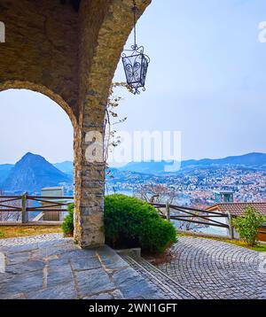 Le vieux portique en pierre de l'église d'Aldesago ouvre la vue sur Ceresio et le pittoresque Monte San Salvatore, Lugano, Suisse Banque D'Images