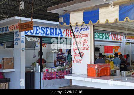 Fromage à vendre sur le marché Mercado Benito Juarez à Puerto Escondido, Oaxaca, Mexique Banque D'Images