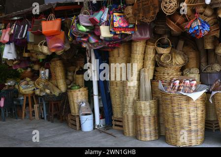 Paniers et sacs à main à vendre sur le marché Mercado Benito Juarez à Puerto Escondido, Oaxaca, Mexique Banque D'Images