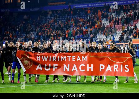 HEERENVEEN, PAYS-BAS - FÉVRIER 28 : les joueuses allemandes célébrant le match de l'UEFA Women's Nations League 2024 entre les pays-Bas et l'Allemagne à Banque D'Images