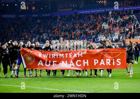 HEERENVEEN, PAYS-BAS - FÉVRIER 28 : les joueuses allemandes célébrant le match de l'UEFA Women's Nations League 2024 entre les pays-Bas et l'Allemagne à Banque D'Images