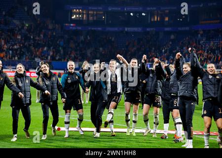 HEERENVEEN, PAYS-BAS - FÉVRIER 28 : les joueuses allemandes célébrant le match de l'UEFA Women's Nations League 2024 entre les pays-Bas et l'Allemagne à Banque D'Images