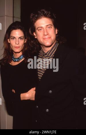 **PHOTO DE DOSSIER** Richard Lewis décède à 76 Richard Lewis et sa femme Nurit Koppel le 17 septembre 1989 au Pasadena Civic Auditorioum de Pasadena, Californie. Crédit : Ralph Dominguez/MediaPunch Banque D'Images