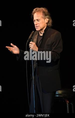 **PHOTO** Richard Lewis décède au 76 COCONUT CREEK, FL - OCTOBRE 07 : le comédien Richard Lewis se produit au Seminole Coconut Creek Casino le 7 octobre 2017 à Coconut Creek, Floride. Crédit : mpi04/MediaPunch Banque D'Images