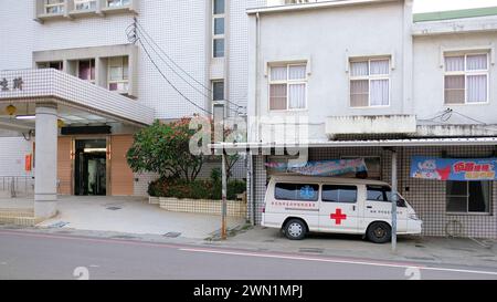 Ambulance garée sous un abri de voiture devant un hôpital sur l'île de Xiaoliuqiu au large de la côte de Taiwan continentale ; services médicaux d'urgence. Banque D'Images