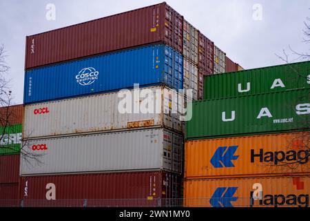 Conteneurs d'expédition les plus grandes entreprises d'expédition et de transport empilées dans les ports, COSCO, OOCL, Evergreen, logistique et gestion de la chaîne d'approvisionnement, Fran Banque D'Images