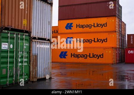 Conteneurs d'expédition les plus grandes entreprises d'expédition et de transport empilées dans le port, Hapag-lloyd, COSCO, OOCL, Evergreen, logistique et chaîne d'approvisionnement MAN Banque D'Images
