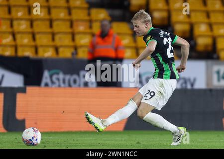 Wolverhampton, Royaume-Uni. 28 février 2024. Jan Paul van Hecke de Brighton en action lors du match de 5e tour de FA Cup entre Wolverhampton Wanderers et Brighton et Hove Albion à Molineux, Wolverhampton, Angleterre le 28 février 2024. Photo de Stuart Leggett. Utilisation éditoriale uniquement, licence requise pour une utilisation commerciale. Aucune utilisation dans les Paris, les jeux ou les publications d'un club/ligue/joueur. Crédit : UK Sports pics Ltd/Alamy Live News Banque D'Images