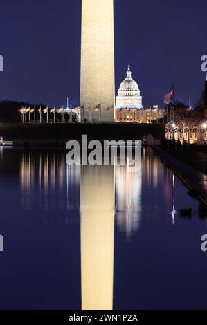 Reflets du Washington Monument et du Capitole de DC Banque D'Images