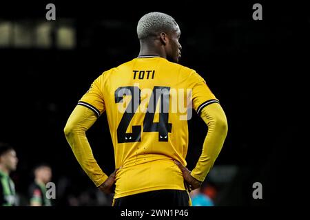 Wolverhampton, Royaume-Uni. 28 février 2024. Wolverhampton, Angleterre, 28 février 2024 : Toti (24 loups) en action lors du match de football de la FA Cup entre Wolverhampton Wanderers et Brighton et Hove Albion au stade Molineux de Wolverhampton, Angleterre (Natalie Mincher/SPP) crédit : SPP Sport Press photo. /Alamy Live News Banque D'Images